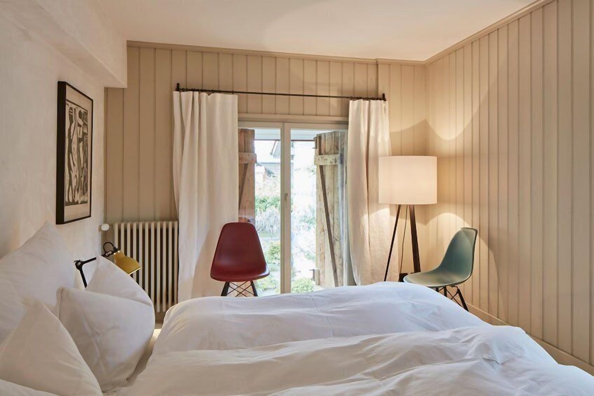Ropa de cama hipoalergénica, cortinas opacas, wifi gratis y ropa de cama