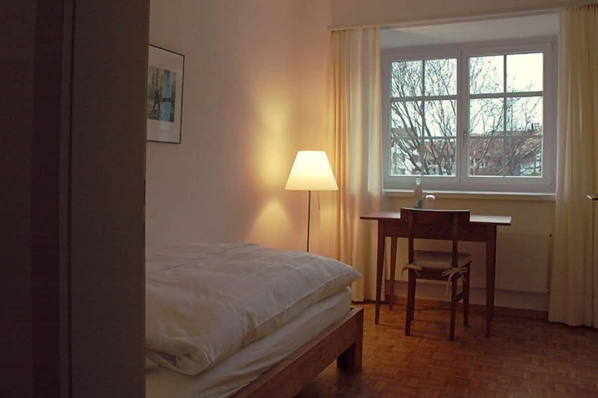 Kamar Single, kamar mandi umum (Das Waldzimmer) | Seprai antialergi, tirai kedap cahaya, Wi-Fi gratis, dan seprai linen