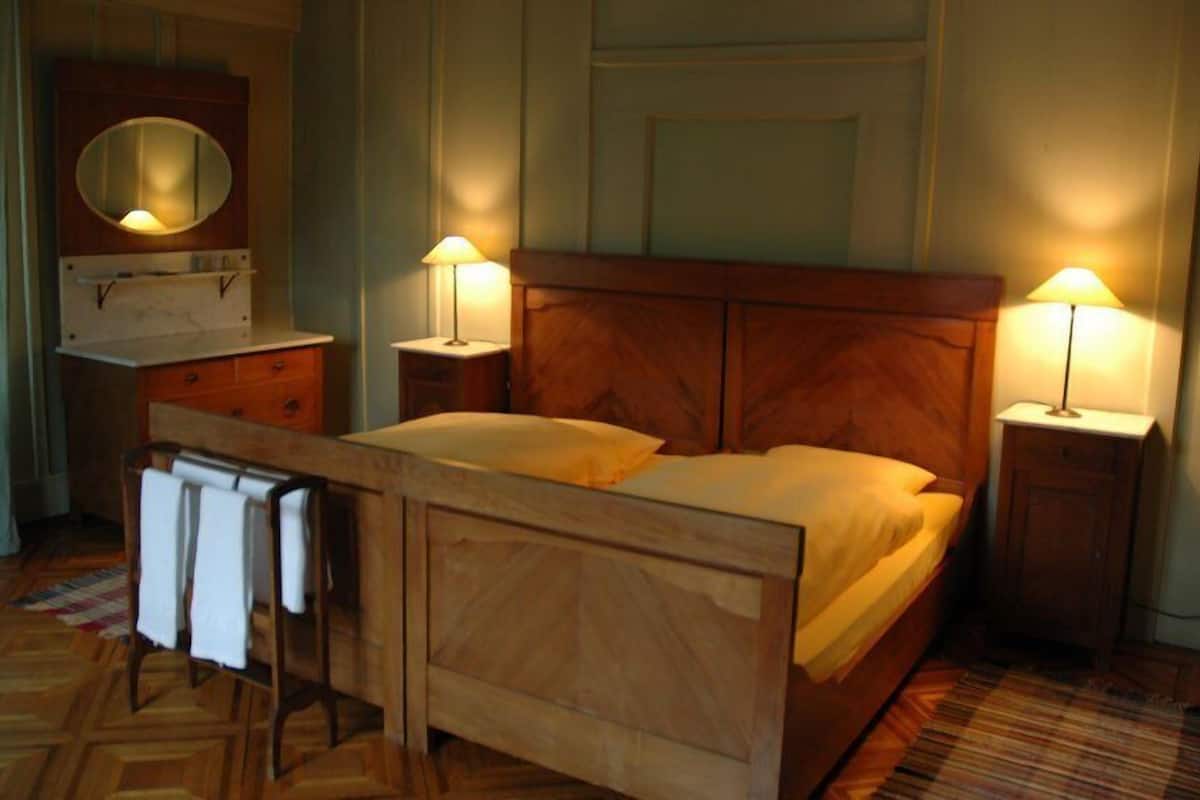 Kamar Double, kamar mandi umum (Das Dorfzimmer) | Seprai antialergi, tirai kedap cahaya, Wi-Fi gratis, dan seprai linen