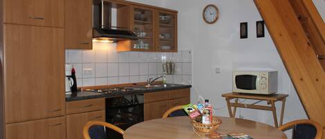 Réfrigérateur, micro-ondes, four