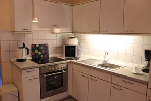Jääkaappi, mikroaaltouuni, uuni