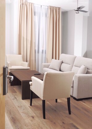 Chambre Standard | Coin séjour | Télévision à écran plat de 32 pouces avec chaînes par satellite