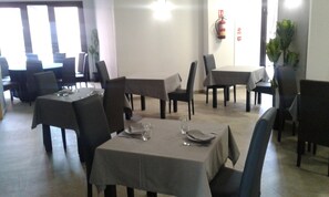Breakfast, lunch, dinner served; local and international cuisine  - Le Grand Hôtel de Thies (Thies)