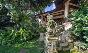 A traditional building with a stone staircase, lush greenery, and a large tree. - Wonderful luxury hideaway surrounded by nature (Seririt)