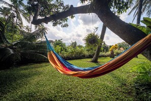 A hammock tied between trees in a grassy area with a clear sky. - Wonderful luxury hideaway surrounded by nature (Seririt)