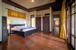 3 bedrooms, in-room safe, desk, iron/ironing board