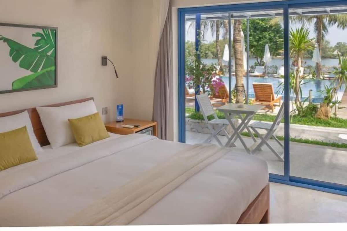 Hypo-allergenic bedding, minibar, in-room safe, free WiFi