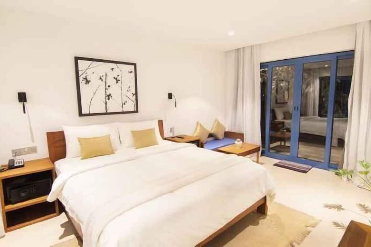 Roupas de cama antialérgicas, frigobar, cofres nos quartos