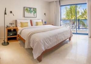 Deluxe Double Room Riverfront | Hypo-allergenic bedding, minibar, in-room safe, free WiFi - The B Resort (Kampot)