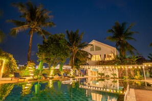 ด้านหน้าที่พัก - ตอนเย็น/กลางคืน