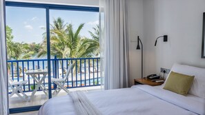 Deluxe Double Room Riverfront | Salle de séjour | Téléviseur à écran plat de 32 po avec télévision par câble, téléviseur