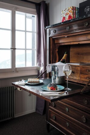 Individually decorated, individually furnished, desk, cots/infant beds - Le Coucou Hotel & Restaurant (Montreux)