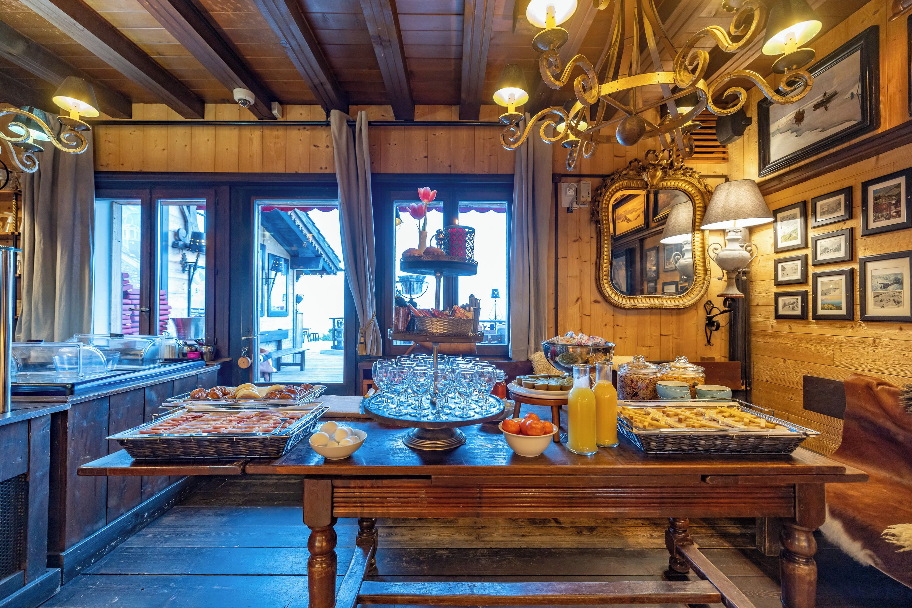 อาหารเช้าแบบบุฟเฟ่ต์ทุกวัน (CHF 20.00 ต่อคน)