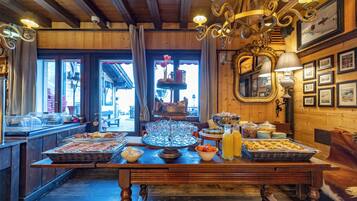 Café da manhã com buffet todos os dias (CHF 20.00 por pessoa)