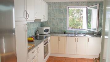 Geladeira, micro-ondas, fogão, cafeteira/chaleira