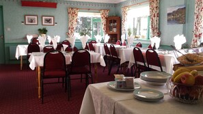 Päivittäinen tilauksen mukaan valmistettu aamiainen maksusta