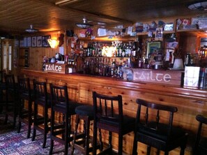 Bar (on property) - O'Connors Guesthouse (Cloghane)