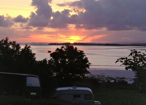 Ranta lähistöllä, valkoista hiekkaa