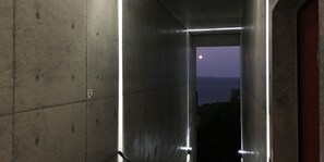 Un corridoio con vista sul mare al crepuscolo.