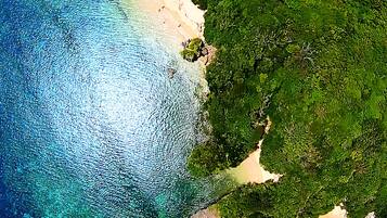 Una spiaggia nelle vicinanze, sabbia bianca