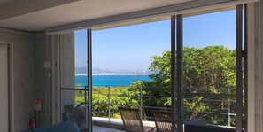 Suite (102 "Wood") | Wohnbereich | Flachbildfernseher