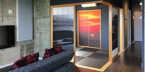 Suite (202 "Fire") | 2 Schlafzimmer, Zimmersafe, individuell dekoriert