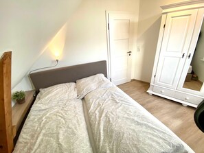 Unclassified image, 5 of 16, button - Bunk 1 - Wonderful view for up to 4 people - Ferienwohnungen Meerhuus, (Jemgum)