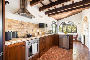 Réfrigérateur, micro-ondes, four, lave-vaisselle