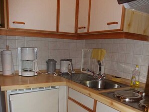 Køleskab, ovn, kaffe-/temaskine, elkedel