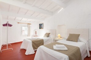 3 dormitorios, tabla de planchar con plancha, wifi gratis y ropa de cama