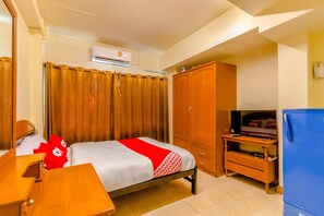 Standard Double Room | Free WiFi, bed sheets - OYO 583 Sweethome Guest House (Bangkok)
