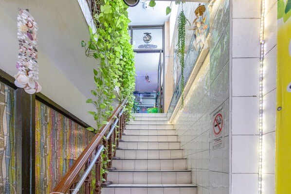 Staircase - OYO 583 Sweethome Guest House (Bangkok)
