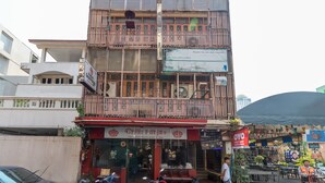 Ein mehrstöckiges Gebäude mit einem Restaurant namens "Great Punjab" im Erdgeschoss.