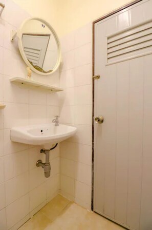 Shower, towels, soap, shampoo - OYO 583 Sweethome Guest House (Bangkok)