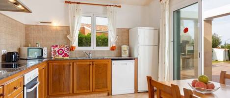 Een koelkast, een magnetron, een oven, een vaatwasser