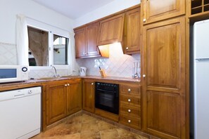 Frigorífico, microondas, horno y lavavajillas