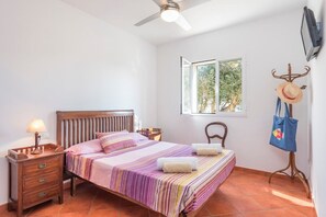 3 slaapkamers, een strijkplank/strijkijzer, gratis wifi, beddengoed