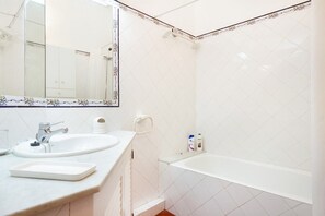 Badewanne, Haartrockner, Handtücher