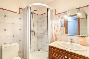 Baignoire, séchoir à cheveux, serviettes fournies