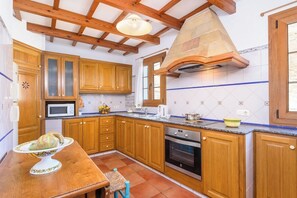 Een koelkast, een magnetron, een oven, een vaatwasser