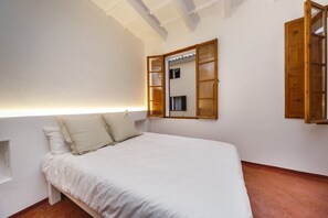 4 chambres, coffres-forts dans les chambres, fer et planche à repasser