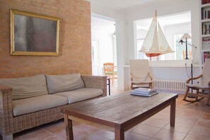 Televisión, chimenea y futbolito 