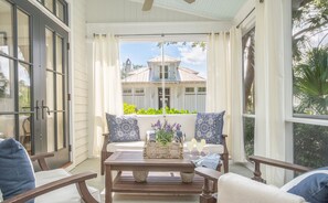 Una Smart TV, una chimenea, una oficina