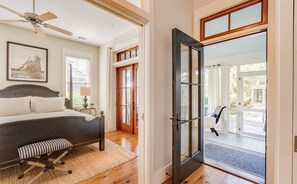 4 habitaciones, escritorio y tabla de planchar con plancha