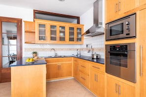 Réfrigérateur, micro-ondes, four, lave-vaisselle