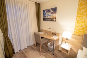 Habitación cuádruple familiar | Zona de estar | Televisión LED de 40 pulgadas con canales por satélite, una televisión