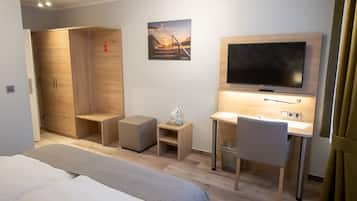 Comfort kamer, 1 twee- of 2 eenpersoonsbedden | Woonruimte | Een 40-inch ledtelevisie met satellietzenders en een televisie