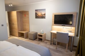 Habitación Confort con 1 cama doble o 2 individuales | Zona de estar | Televisión LED de 40 pulgadas con canales por satélite, una televisión
