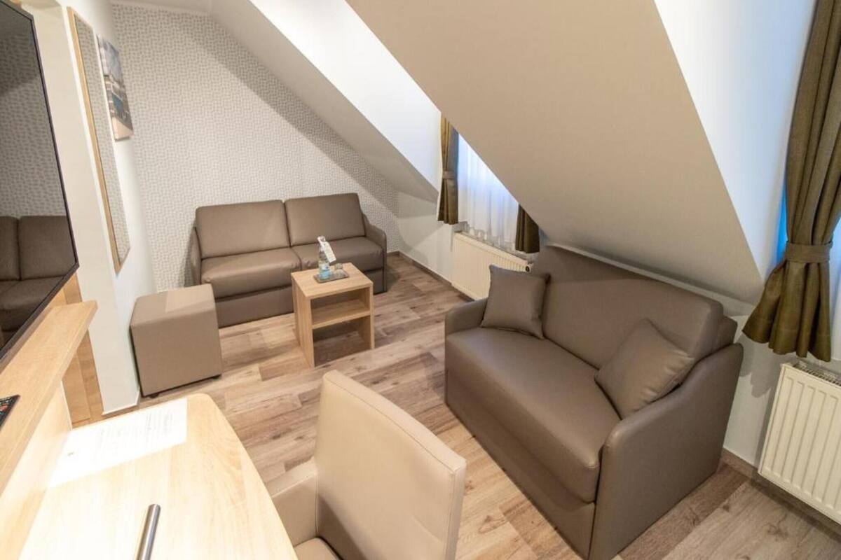 Standard family room for 3 | Allergitestade sängkläder, skrivbord och arbetsyta för laptop