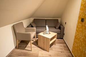 Quarto quádruplo família | Área de estar | TV LED 40 polegadas com canais via satélite, TV